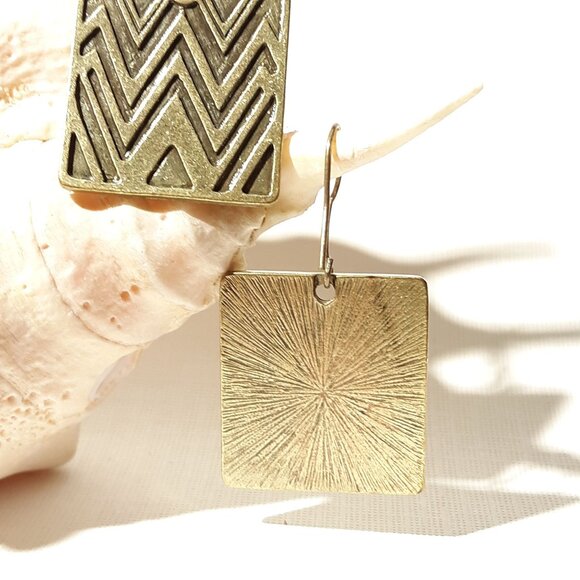 Decree Herringbone Brass Look Shepard Hook Earrings Vintage 80s Boho Exotic - Picture 5 of 5